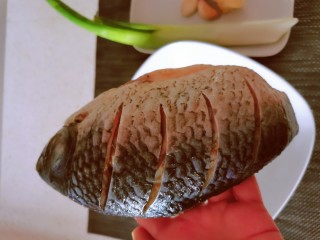 3、香煎鲫鱼,鱼收拾干净  在鱼身上划几刀 方便入味