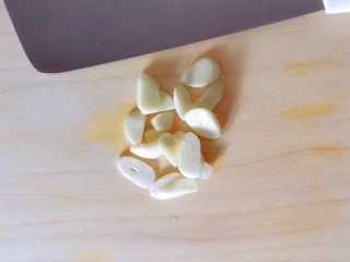 4、香煎鲫鱼,蒜切片