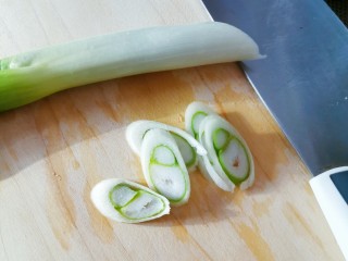 5、香煎鲫鱼,葱切片