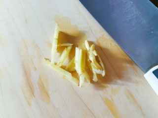 6、香煎鲫鱼,姜切丝