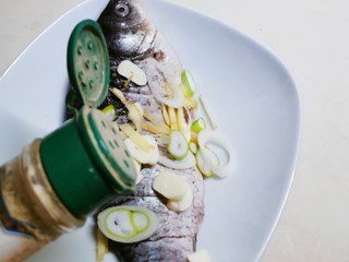 8、香煎鲫鱼,倒入胡椒粉