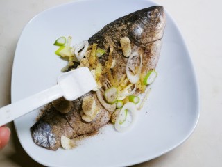 9、香煎鲫鱼,放盐