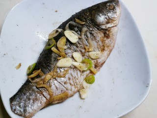 11、香煎鲫鱼,腌制20分钟