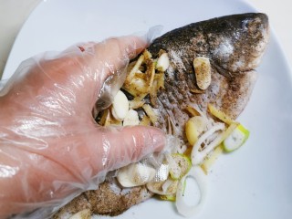 10、香煎鲫鱼,抓匀入味  