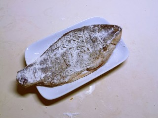 12、香煎鲫鱼,腌好的鱼裹上薄薄一层面粉