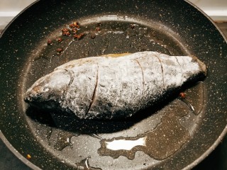 13、香煎鲫鱼,起油锅 放入花椒粒 放入腌好的鱼