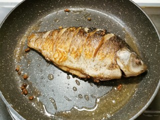 14、香煎鲫鱼,煎至两面金黄 用小火慢煎