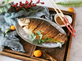 15、香煎鲫鱼,出锅装盘