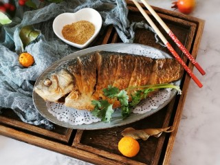 16、香煎鲫鱼,蘸着椒盐吃  很美味