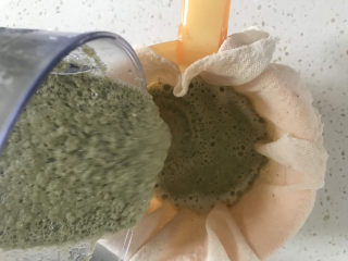 3、绿豆凉粉（纯手工）,然后倒入纱布里