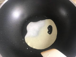 13、绿豆凉粉（纯手工）,把绿豆淀粉浆倒入锅中