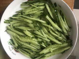 18、绿豆凉粉（纯手工）,盘中切点黄瓜丝打底