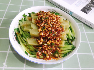 19、绿豆凉粉（纯手工）,把蒜醋汁淋在凉粉上即可，绿豆凉粉完后！