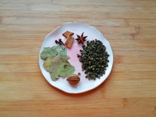 7、青花椒辣卤小龙虾,准备好青花椒、八角、桂皮、丁香、香叶和香砂。