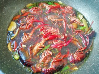 10、青花椒辣卤小龙虾,下入处理好的小龙虾烧开，中小火煮20分钟关火，焖半个小时盛出。