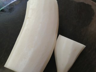 2、糖醋白萝卜,去皮，去头去尾，取中间部分