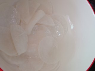 6、糖醋白萝卜,腌10分钟，已经腌出部分萝卜水了