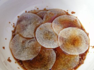 11、糖醋白萝卜,将萝卜片平铺入糖醋了，糖醋要没过萝卜