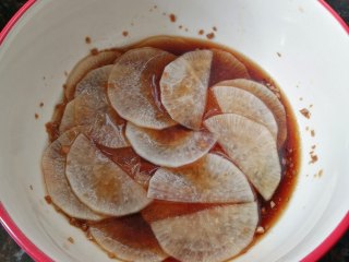 14、糖醋白萝卜,也放入糖醋里浸泡入味，大约腌1小时