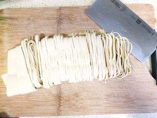 2、凉拌千张,千张切丝