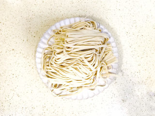 3、凉拌千张,切好全部装入盘中