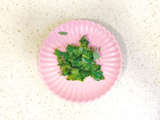 4、凉拌千张,香菜洗净，切碎