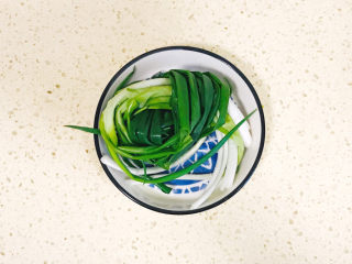 5、凉拌千张,葱洗净