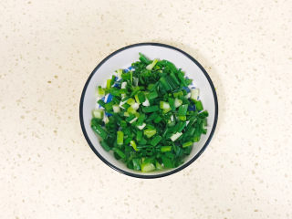 6、凉拌千张,切碎