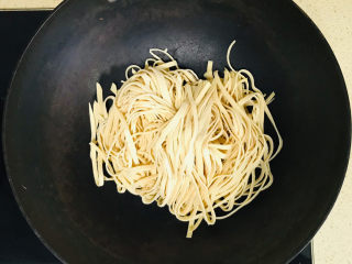 7、凉拌千张,将千张丝倒入锅里