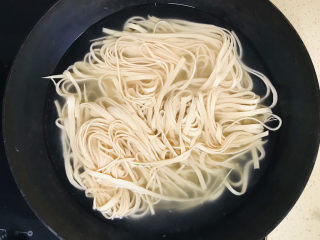 8、凉拌千张,加冷水浸泡烧开，焯一下水