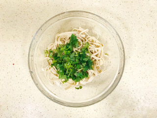 10、凉拌千张,过滤掉水，留下千张丝，加入香菜