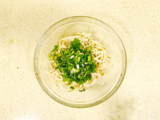 11、凉拌千张,继续加入葱花