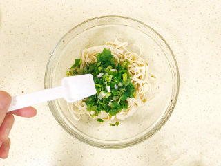 12、凉拌千张,加一勺盐