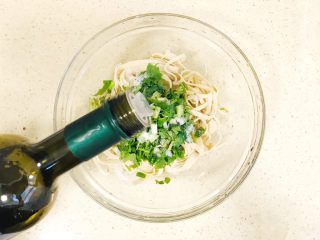 13、凉拌千张,淋上橄榄油