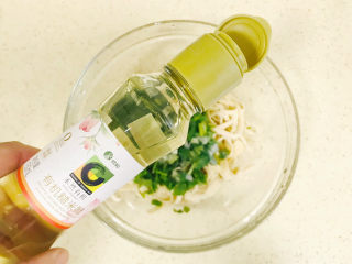 14、凉拌千张,继续淋上米醋