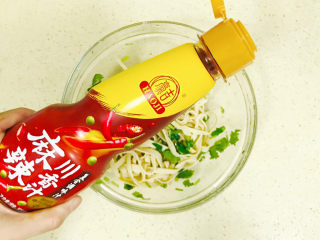 15、凉拌千张,最后淋上一勺麻辣川香汁