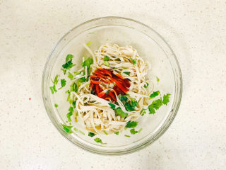 16、凉拌千张,我倒了这么多的麻辣川香汁，不要太多，会辣的