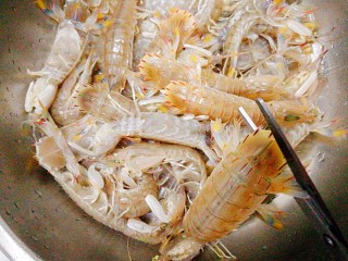 1、年夜饭--油焖皮皮虾,将皮皮虾洗净，用剪刀剪去边角