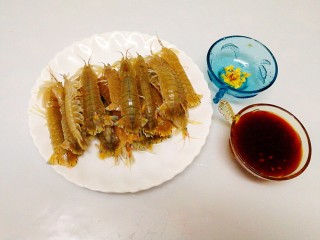 3、年夜饭--油焖皮皮虾,姜切末，酱汁配料：蚝油，番茄酱，甜辣酱 ，料酒 ，清水调制而成