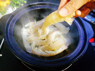 6、年夜饭--油焖皮皮虾,依次放入皮皮虾