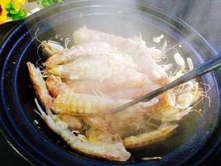 7、年夜饭--油焖皮皮虾,煎至皮皮虾色变红，翻面