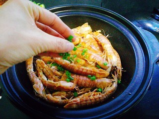 12、年夜饭--油焖皮皮虾,撒上葱花