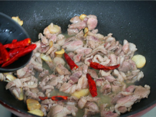 7、香辣薄荷炒羊肉,倒入辣椒干