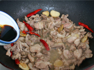 8、香辣薄荷炒羊肉,调入酱油，白糖，继续翻炒