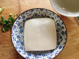 2、小葱拌豆腐,豆腐用温开水冲一下。