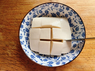 3、小葱拌豆腐,切成块状备用。