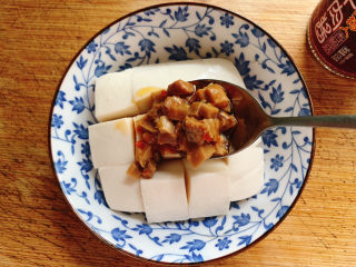 4、小葱拌豆腐,淋上牛肉酱。