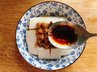 5、小葱拌豆腐,少许酱油。