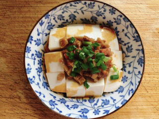 6、小葱拌豆腐,撒上葱花。
