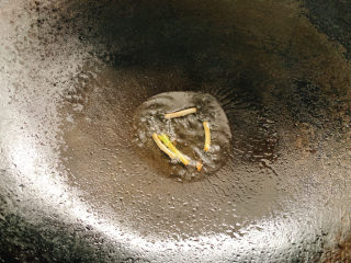 8、小葱拌豆腐,锅烧热油，加葱白炸至焦黄，制作成葱油。